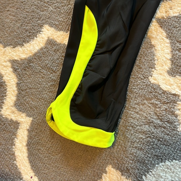 Under Armour Capri’s- Size Medium- Used- Like New- Worn 1-2 times - Picture 4 of 5